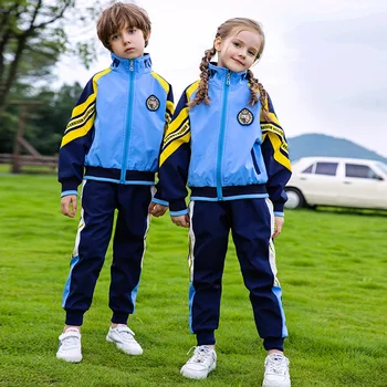 Детски спортни дрехи на открито, на пролетното и есенното облекло, форма на начално училище, спортно облекло на учениците.
